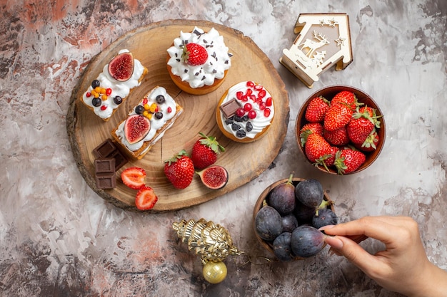 Kostenloses Foto draufsicht leckerer kuchen mit frischen früchten auf hellem hintergrund