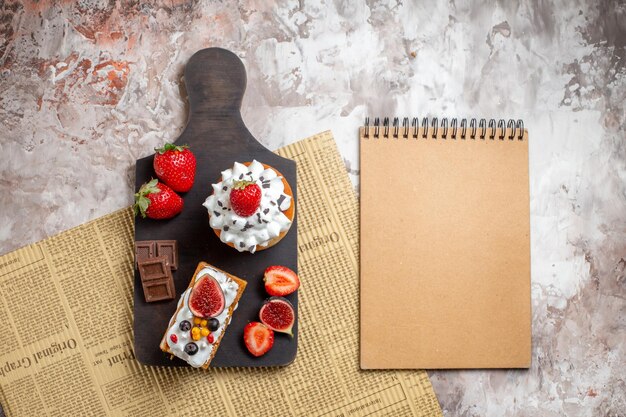 Draufsicht leckerer Kuchen mit frischen Früchten auf hellem Hintergrund