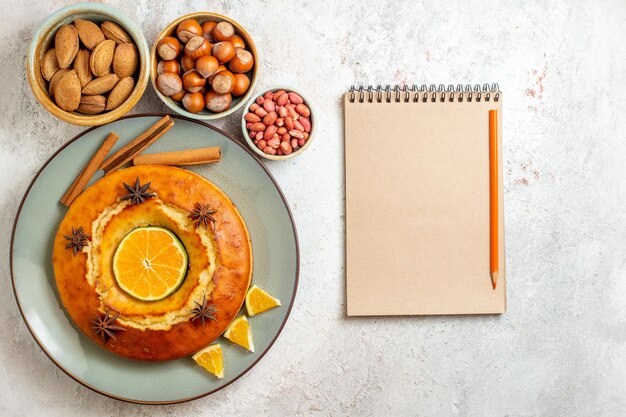 Draufsicht leckerer Kuchen mit Nüssen auf weißem Hintergrund Obst süßer Nusskuchen Kuchen Keks