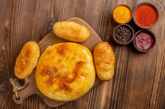 Draufsicht leckerer Kürbiskuchen mit Kartoffel-Hotcakes auf dem braunen Holz-Tortenkuchen-Hotcake-Backofen