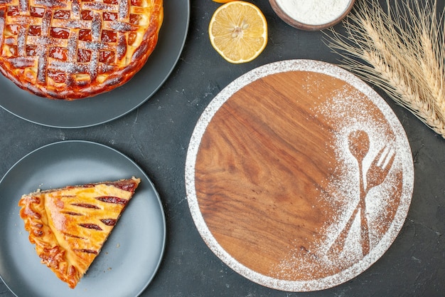 Kostenloses Foto draufsicht leckerer obstkuchen mit marmelade auf grauem teig dessert kekskuchen teekuchen süß backen