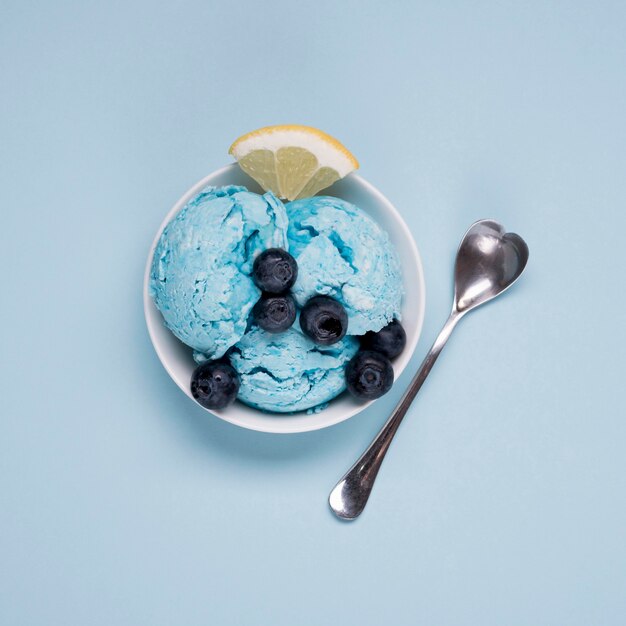 Draufsicht leckeres Eis mit Löffel auf dem Tisch