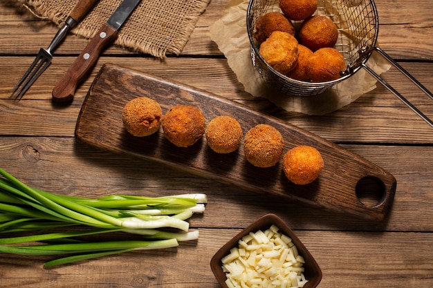 Draufsicht leckeres Essen Kroketten