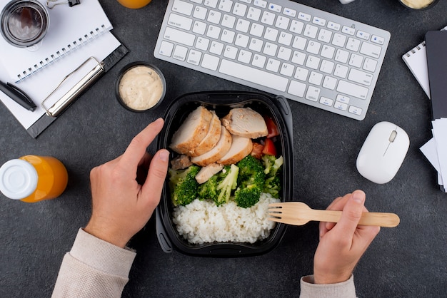 Kostenloses Foto draufsicht leckeres essen und geräte