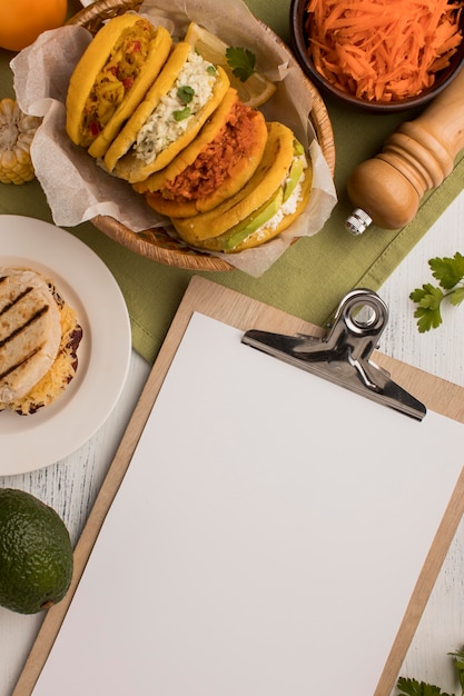 Kostenloses Foto draufsicht leckeres essen und zwischenablage