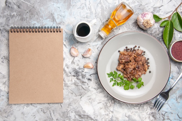 Draufsicht leckeres Fleischgericht mit Soße auf weißem Essen Abendessen Fleischgericht