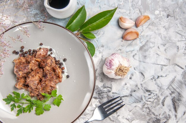 Draufsicht leckeres Fleischgericht mit Soße auf weißer Mahlzeit Abendessen Gericht