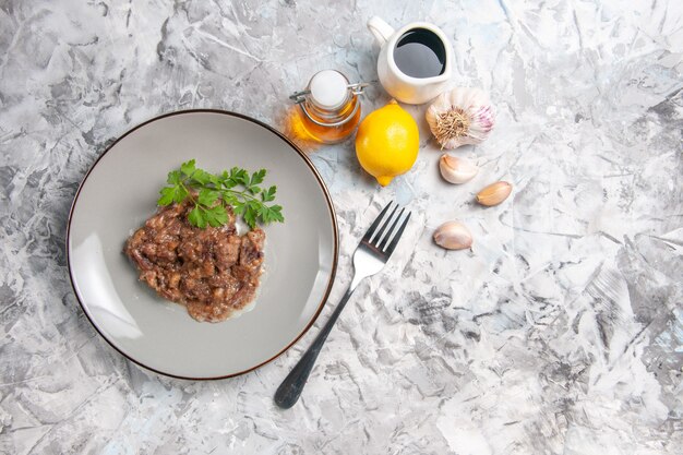 Draufsicht leckeres Fleischgericht mit Soße und Gemüse auf weißem Schreibtisch Fleischgericht Abendessen Mahlzeit