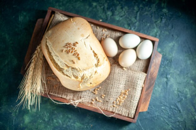 Draufsicht leckeres frisches Brot mit Eiern auf dunklem Hintergrund Kuchenkuchen Tee Zuckerkeksbrötchen backen Teig