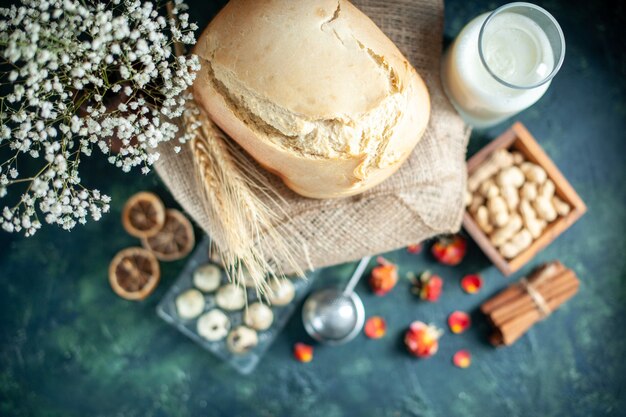 Draufsicht leckeres frisches Brot mit Nüssen und Milch auf dunklem Hintergrund Kuchen Keks Tee Keks Zuckerkuchen Dessert