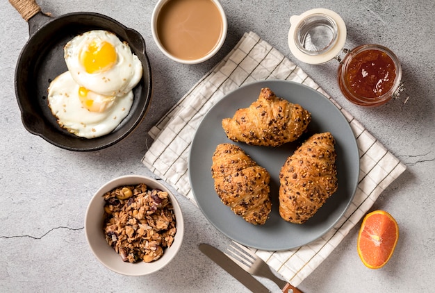 Draufsicht leckeres Frühstück mit Croissants