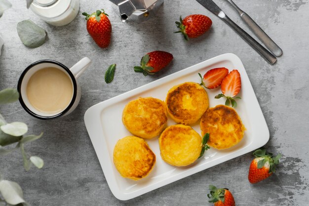 Draufsicht leckeres Frühstück mit Erdbeere