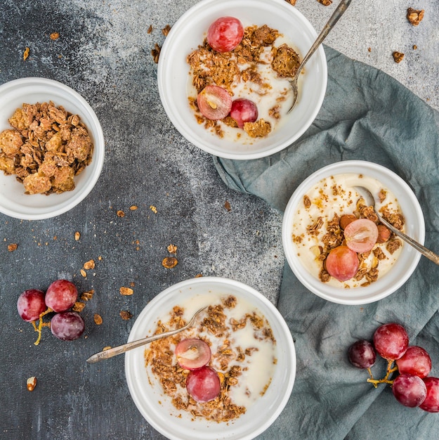 Draufsicht leckeres Frühstück mit Müsli und Milch