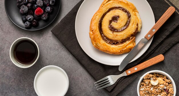 Draufsicht leckeres Frühstück mit Zimtschnecke