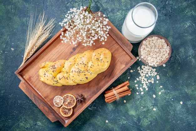 Draufsicht leckeres Gebäck mit Milch auf dunkelblauem Hintergrund Teigkuchen Hotcake Kuchen backen Ofen Teefarbe süß