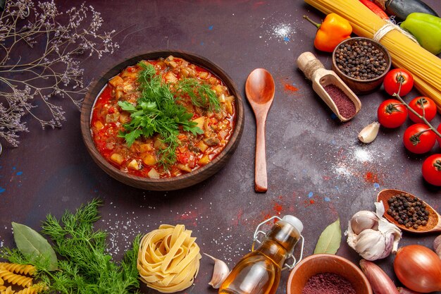 Draufsicht leckeres gekochtes Gemüse geschnittene Soße Mahlzeit mit Gewürzen auf dunkler Oberfläche Mahlzeit Suppe Sauce Essen Abendessen Gericht