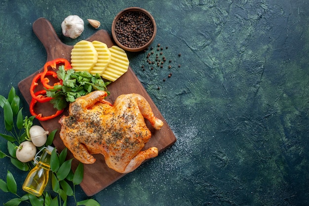 Draufsicht leckeres gekochtes Hühnchen gewürzt mit Kartoffeln auf dunklem Hintergrund Fleischfarbe Gericht Restaurant Barbecue Essen Abendessen