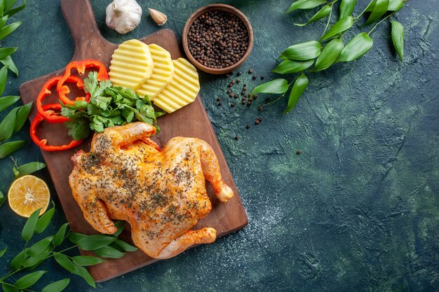 Draufsicht leckeres gekochtes Hühnchen gewürzt mit Kartoffeln auf dunklem Hintergrund Fleischfarbe Gericht Restaurant Grillabendessen