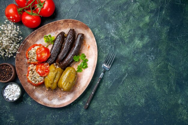 Draufsicht leckeres Gemüse Dolma mit Tomaten, Lebensmittelfarbe Küche Gesundheitsgericht Mahlzeit Abendessen