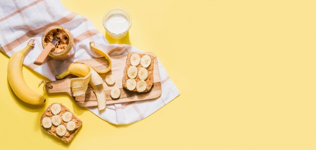 Draufsicht leckeres hausgemachtes Frühstück mit Kopierraum