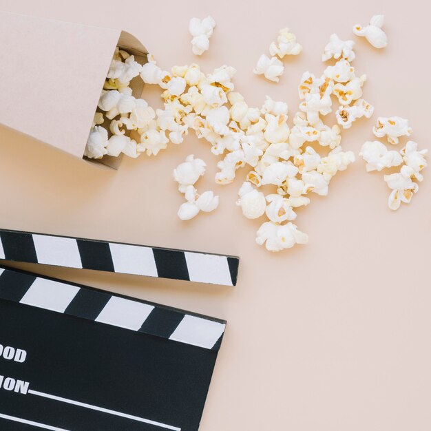 Draufsicht leckeres Popcorn mit Filmklappe