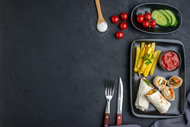 Draufsicht leckeres shaurma geschnittenes Pita-Sandwich mit Pommes Frites und Ketchup auf dunklem Hintergrund Burger Essen Fastfood Mahlzeit Grill Snack Toast