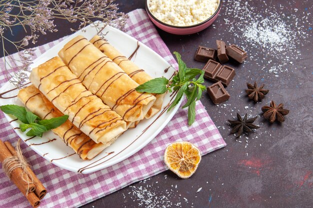 Draufsicht leckeres süßes Gebäck mit Hüttenkäse und Marmelade auf dunklem Hintergrundplätzchenkekszucker süßer Kuchentee