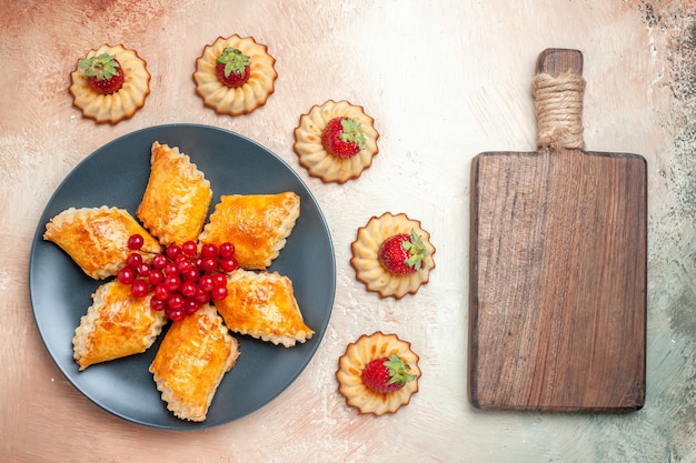 Kostenloses Foto draufsicht leckeres süßes gebäck obst und kekse auf weißem schreibtisch tortenkuchen gebäck süß