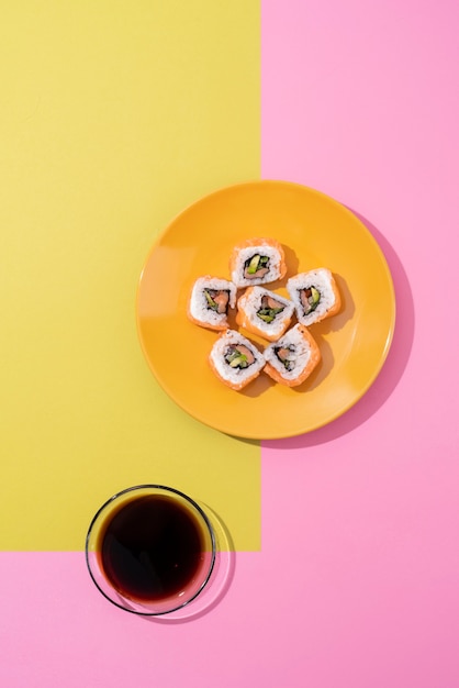 Draufsicht leckeres Sushi und Sojasauce
