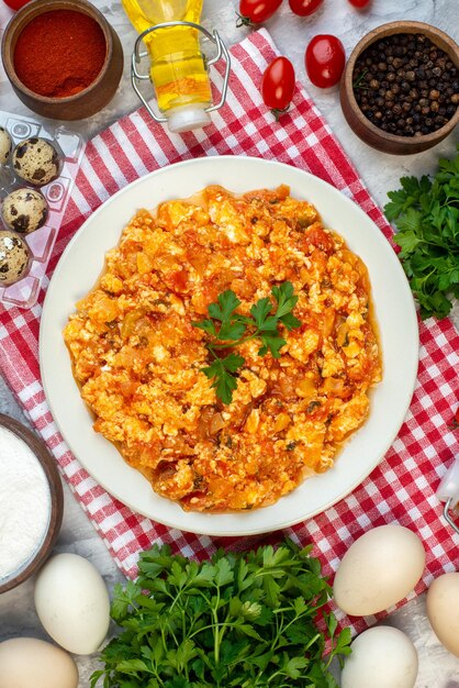 Draufsicht leckeres Tomatenomelett mit Grüns und frischem Gemüse auf dem weißen Hintergrund Morgenfrühstück Brot Milch Mittagessen