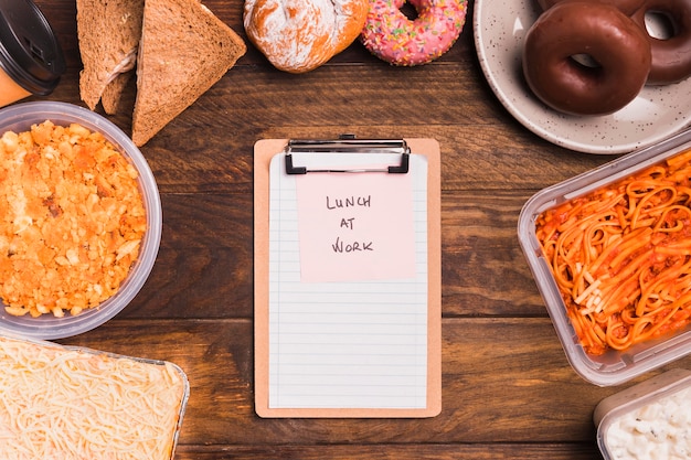 Draufsicht leere Zwischenablage und Mittagessen bei der Arbeit Post-It mit Essen