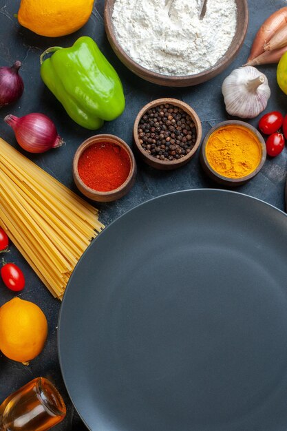 Draufsicht leerer Teller um Eier Tomaten Gewürze und italienische Pasta auf dunklem Hintergrund Obst Gemüse Küche Küche Lebensmittelfarbe grün