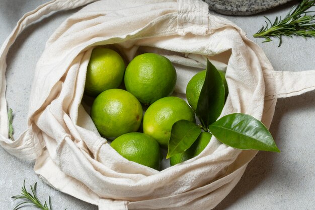 Draufsicht Limetten in Einkaufstasche