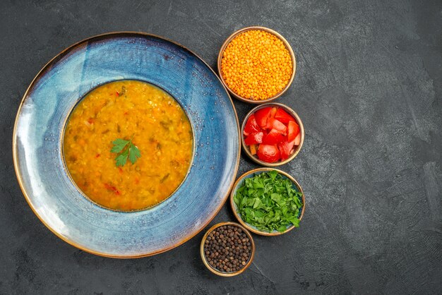 Draufsicht Linsensuppe die appetitlichen Linsensuppe Schalen von Tomaten Gewürzen Linse