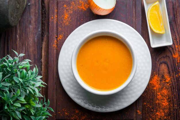 Draufsicht Linsensuppe mit Zwiebel und Zitrone horizontal