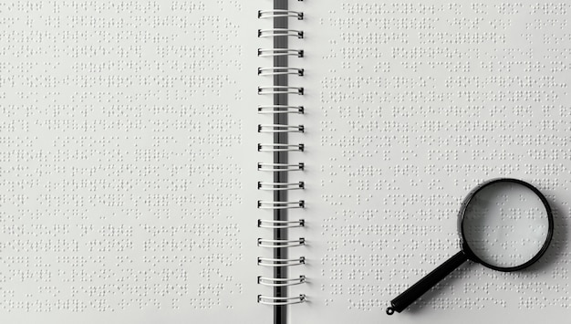 Draufsicht Lupe auf Braille-Notizbuch
