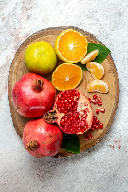 Draufsicht Mandarinen und Granatäpfel frische milde Früchte auf weißem Hintergrund Obstbaum Farbe Gesundheit frisch