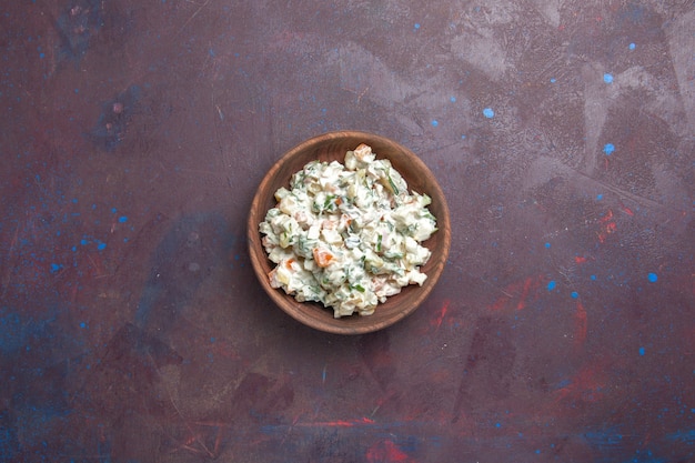 Draufsicht Mayonaonaise Salat mit Huhn innerhalb Platte auf dunklem Raum