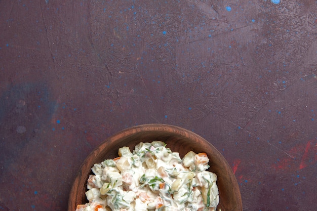 Draufsicht Mayonaonaise Salat mit Huhn innerhalb Platte auf dunklem Raum