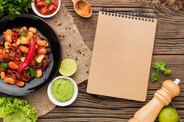 Draufsicht mexikanisches Essen mit Guacamole