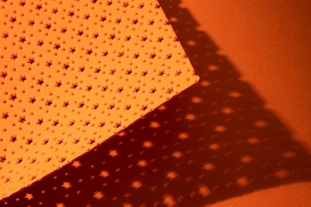 Draufsicht mikroperforiertes Blatt mit orangefarbenem Hintergrund