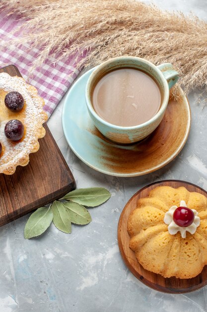 Draufsicht Milchkaffee mit Kuchen auf weißem Tischkuchenkeks süßem Zucker