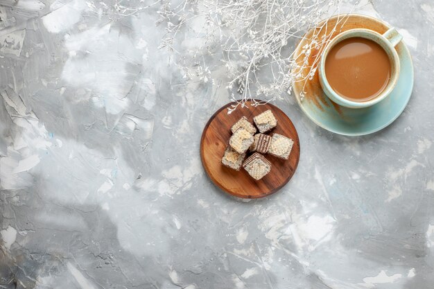 Draufsicht Milchkaffee mit Schokoladenwaffeln auf weißem Hintergrundplätzchenkuchenkaffee süßes Farbfoto