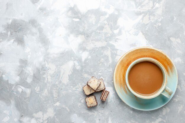 Draufsicht Milchkaffee mit Waffeln auf dem hellen Schreibtisch süße Zuckerwaffelmilchfarbe