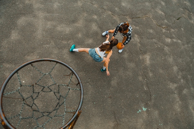 Draufsicht mit dem Band der Mädchen, die Basketball spielen