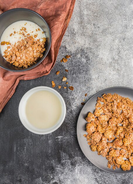 Draufsicht Müsli mit Bio-Milch auf dem Tisch