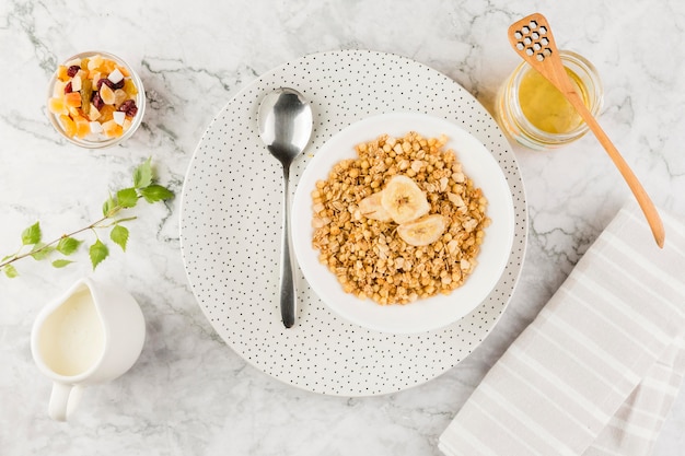 Draufsicht Müslischale mit Joghurt und Süßigkeiten