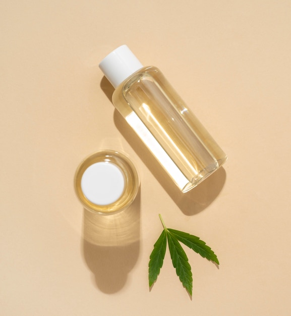 Draufsicht natürliches Cannabisölflaschensortiment