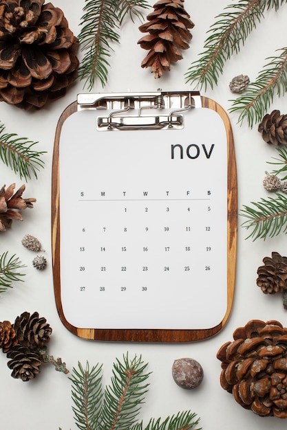 Draufsicht November Kalender und Zapfen