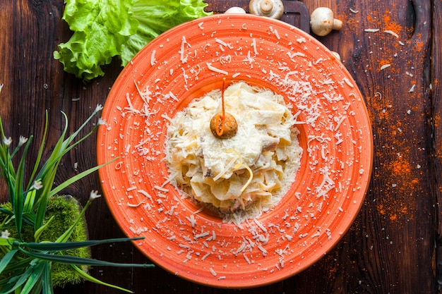 Kostenloses Foto draufsicht nudeln mit sauce, parmesan, pilzen, salat